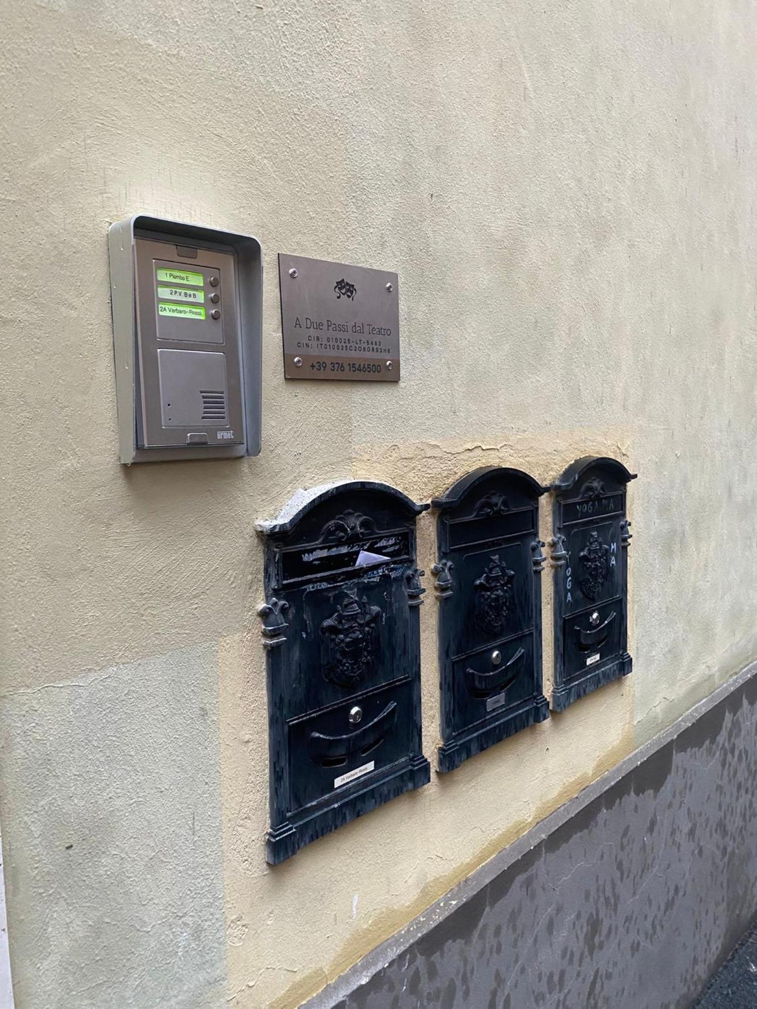 A Due Passi Dal Teatro